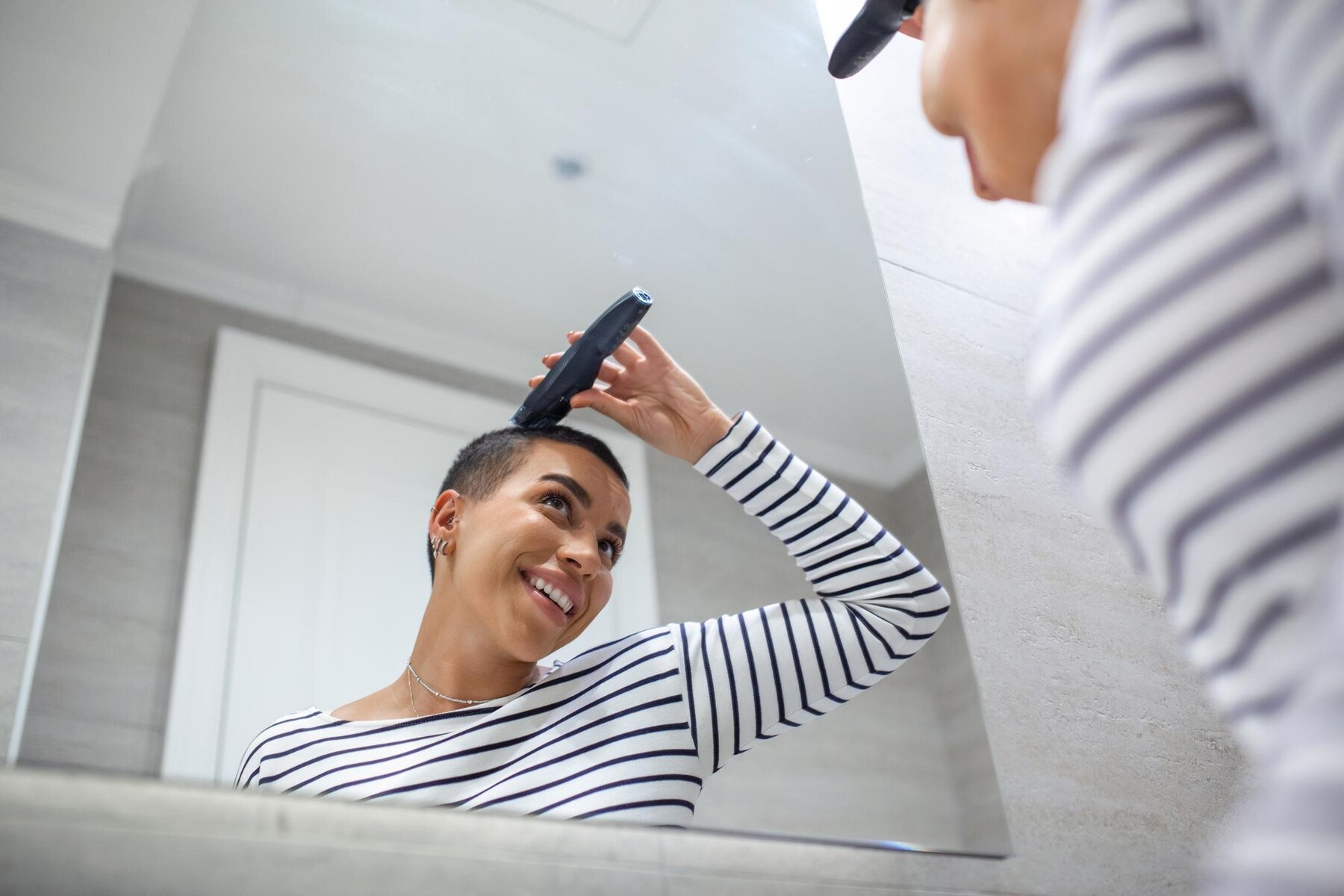 Cancer : couper ses cheveux. Symbole viscéral du combat contre la maladie, un acte de courage, d’autonomisation et de réappropriation de soi.